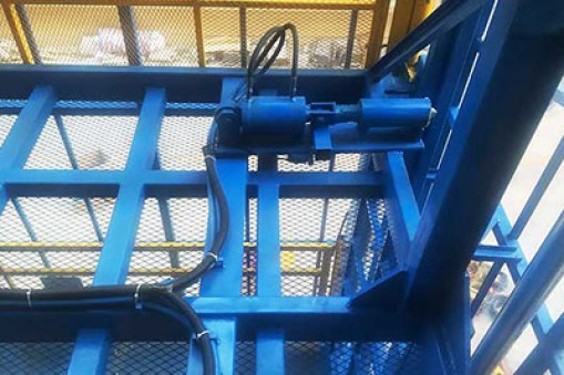 空作業中液壓升降貨梯的使用