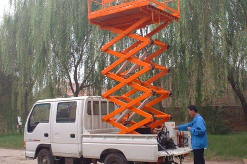 操作人員使用升降平臺車“十要”