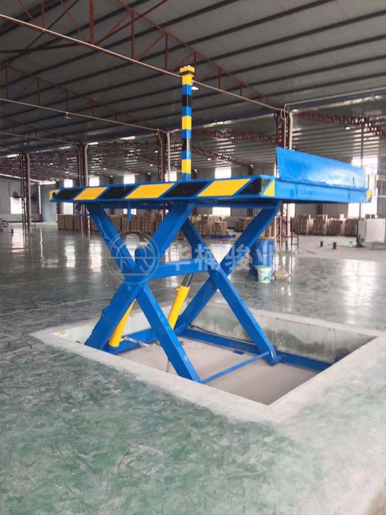 液壓升降平臺(tái)轉(zhuǎn)動(dòng)部位要做好潤(rùn)滑維護(hù)