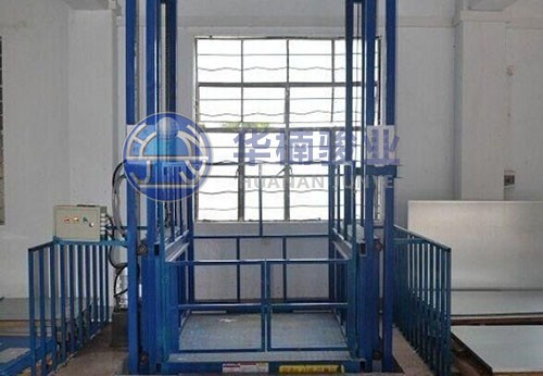 導軌式升降平臺和升降起重機價格及性能區別 導軌式升降平臺和升降起重機價格及性能區別